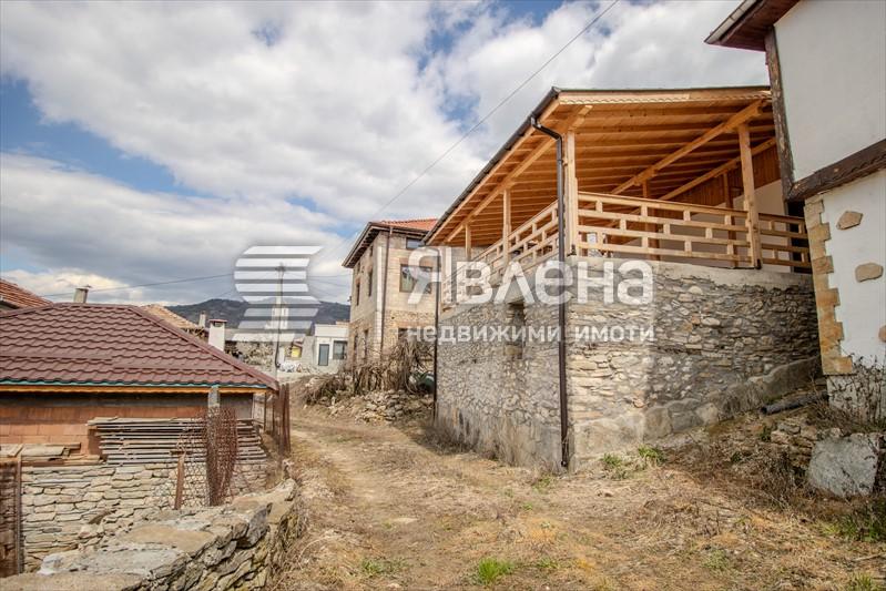 Павелско продава вила